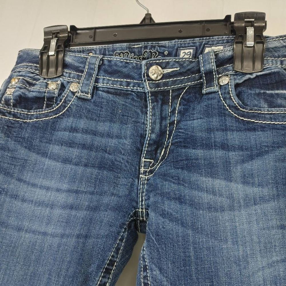 Miss Me Signature Skinny Jeans Womens 29 Medium Wash Studded.
Waist 16"
Rise 8.5 - Picture 7 of 8